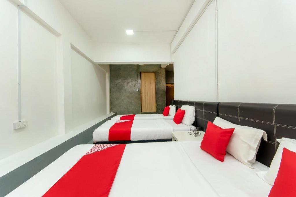 Oyo 43993 Madsuite Kota Kinabalu Exterior photo