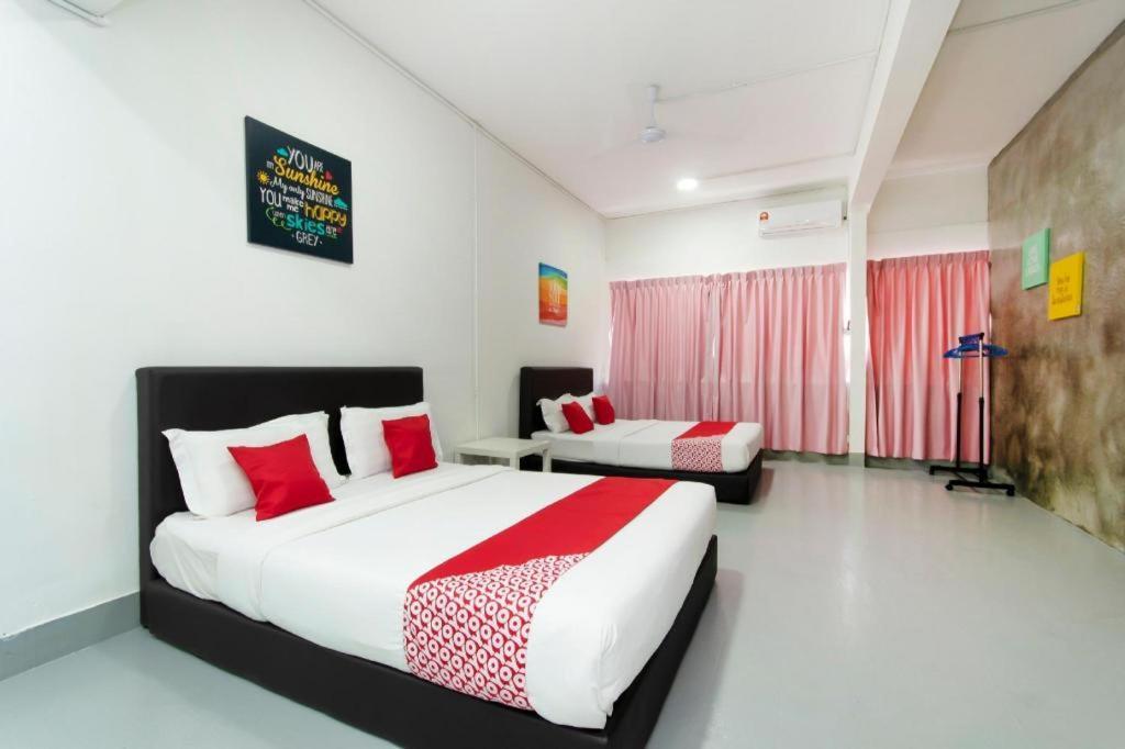 Oyo 43993 Madsuite Kota Kinabalu Exterior photo
